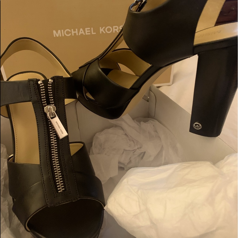 New MK💓Liesel Platform Black Leather shoes in box. Never worn.
